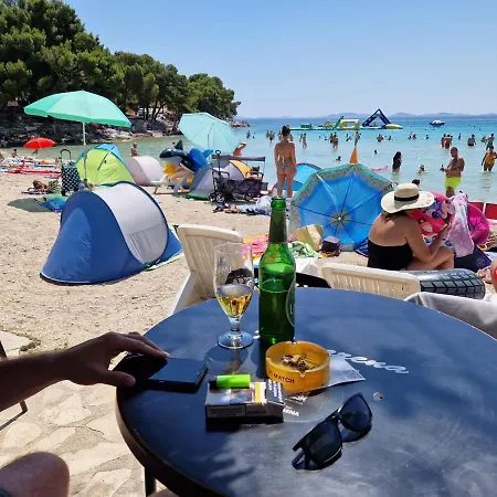 Kamp alanı Mobilna Kucica Marko - Plaza Slanica Murter
